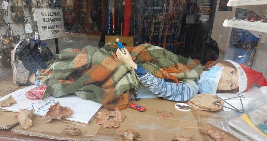 "Αβοήθητο παιδί" - Μια χριστουγεννιάτικη βιτρίνα στην Αίγινα που συγκινεί