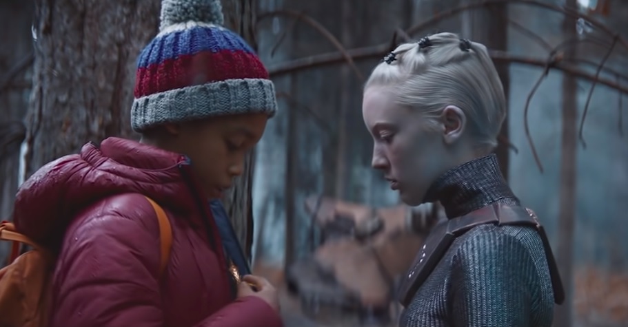 Μια υπέροχη Χριστουγεννιάτικη διαφήμιση που μιλά για την αγάπη δυο παιδιών από άλλους πλανήτες...