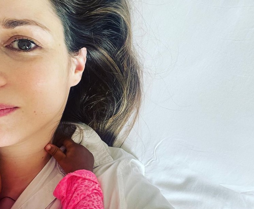 Ευγενία Δημητροπούλου: Υιοθέτησε κοριτσάκι από τη Σιέρα Λεόνε - Το συγκινητικό μήνυμά της