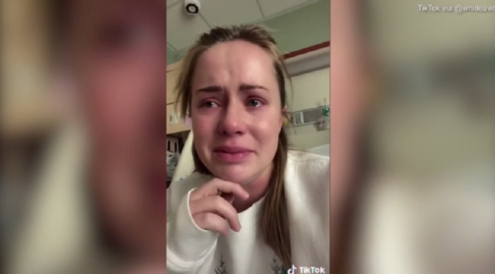 Έντονες αντιδράσεις σε influencer που χορεύει δίπλα στο άρρωστο μωρό της στο νοσοκομείο