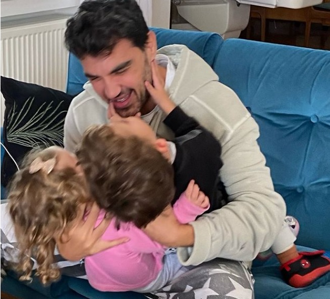 Παντελής Τουτουντζής: «Τα παιδιά μου μεγαλώνουν με δύο μπαμπάδες, σημασία έχει η αγάπη»