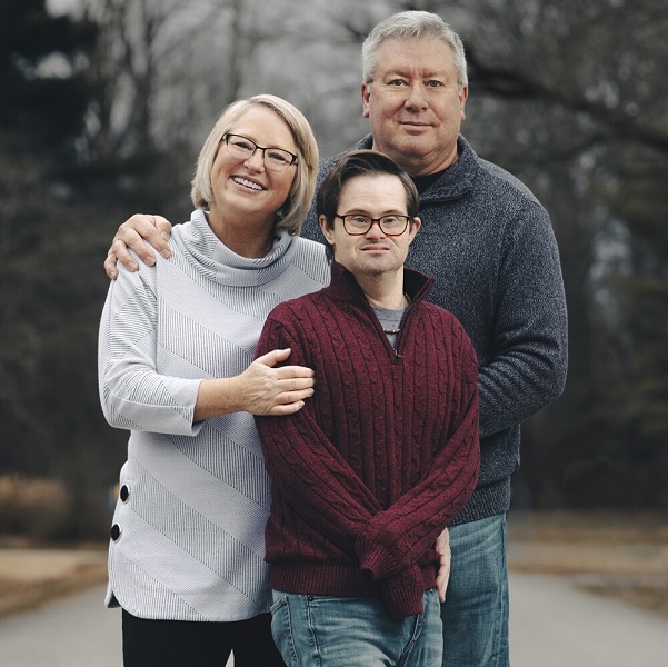 Γνώρισε 28 χρόνια μετά τον βιολογικό γιο της που δεν ήξερε καν ότι υπήρχε— Δεν έμεινε ποτέ έγκυος