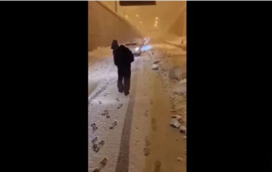 Γονιός πήρε το παιδί του αγκαλιά και περπάτησε 2,5 χιλιόμετρα στην Αττική Οδό