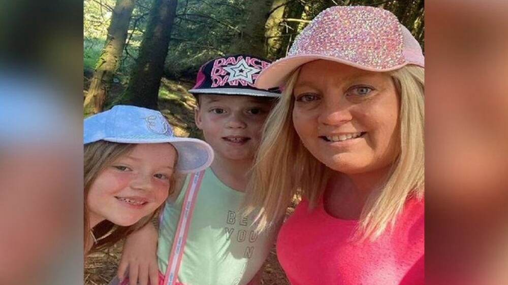 Καρκινοπαθής μητέρα "πάγωσε" την αγωγή της για να φροντίσει την κόρη της που έχει λευχαιμία