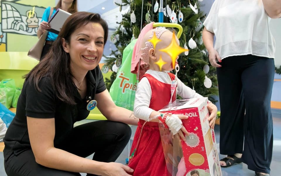 Η Ματίνα Κυριάκου έχασε τον γιο της από καρκίνο και μοιράζει δώρα σε παιδιά που νοσηλεύονται