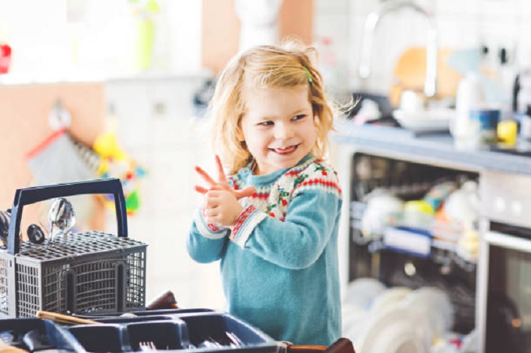 Γιατί είναι καλό να βάζουμε ένα μπαλάκι αλουμινόχαρτου στο πλυντήριο πιάτων;