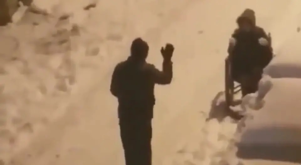 Τουρκία: To συγκινητικό βίντεο ενός πατέρα που παίζει με το ανάπηρο παιδί του στα χιόνια