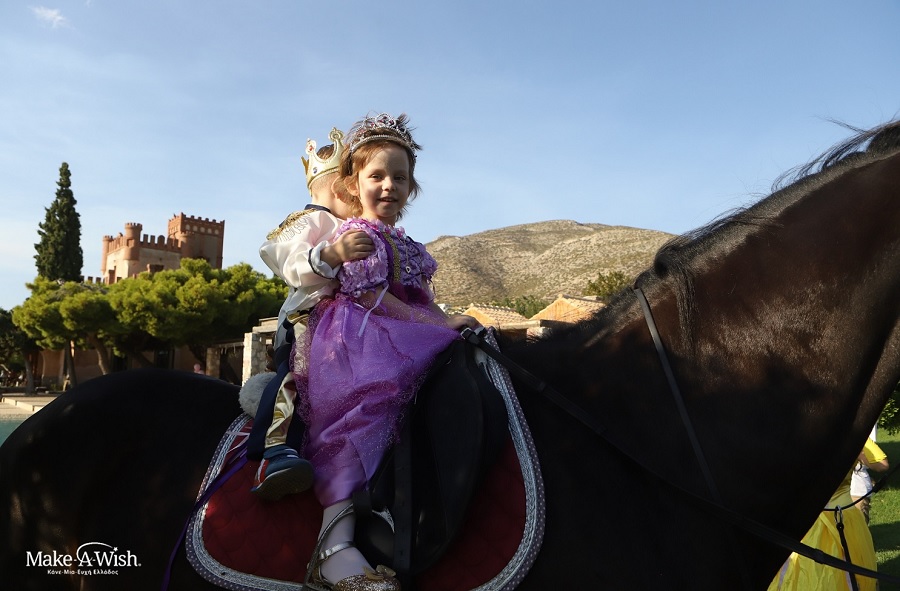 Η μικρή Ειρήνη, που πάσχει από νευροβλάστωμα, έγινε βασίλισσα χάρη στο Make A Wish