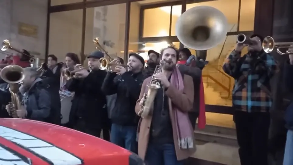 Η πιο συγκινητική καντάδα που έκαναν φίλοι σε γυναίκα που μόλις βγήκε από το νοσοκομείο!