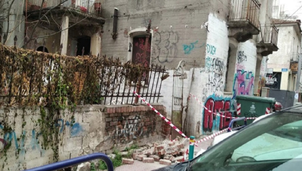 Συγκλονίζει ο πατέρας του 22χρονου φοιτητή που καταπλακώθηκε από τοίχο – «Πέθανε για μία κλοτσιά»