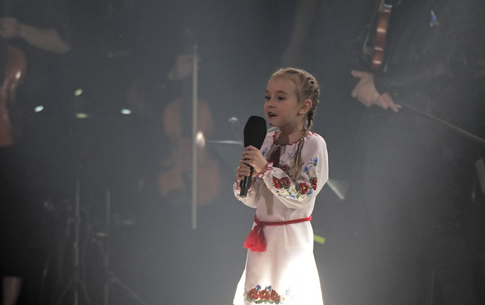 Πόλεμος στην Ουκρανία: H επτάχρονη Αμέλια καθήλωσε την Πολωνία τραγουδώντας για την πατρίδα της