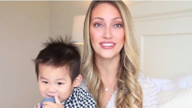 Η ιστορία της Youtuber που υιοθέτησε ένα παιδί, έβγαλε χρήματα από αυτό και μετά το έδωσε σε άλλη οικογένεια