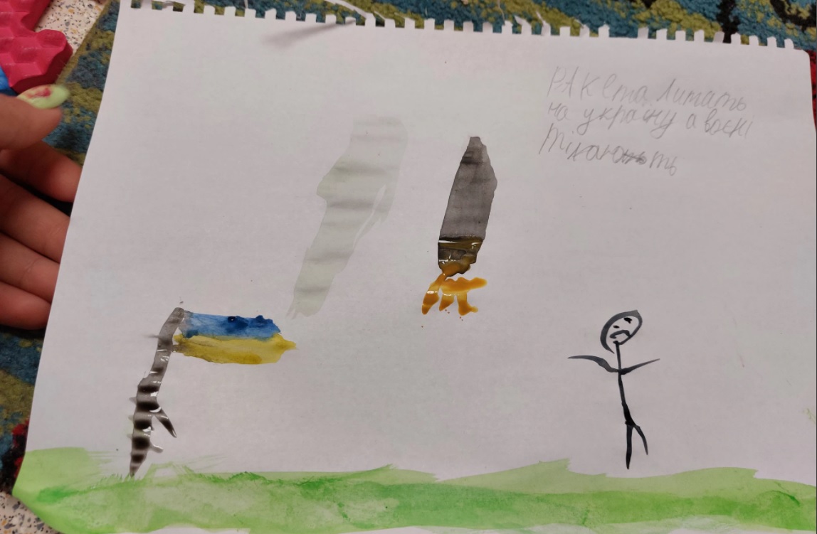 Προσφυγόπουλα από την Ουκρανία ζωγραφίζουν βόμβες, όπλα και φωτιές σε μαθήματα art therapy στην Ελλάδα