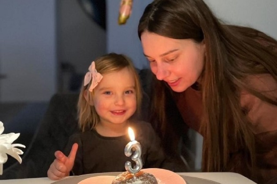 Ουκρανία - Μητέρα γιόρτασε τα τρίτα γενέθλια της κόρης της υπό τους ήχους του πολέμου