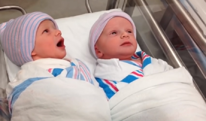 Κάτι για να ξεχαστούμε - Διδυμάκια έπιασαν την κουβεντούλα μια ώρα μετά την γέννησή τους