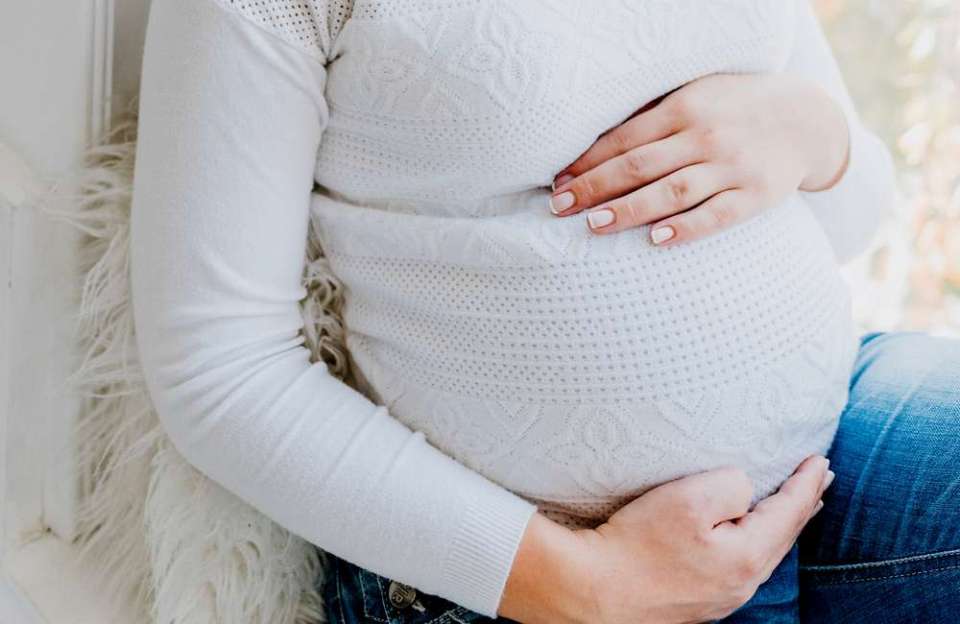 Η μετάδοση του κορονοϊού από τη μητέρα στο μωρό πριν ή μετά τη γέννα είναι δυνατή αλλά σπάνια