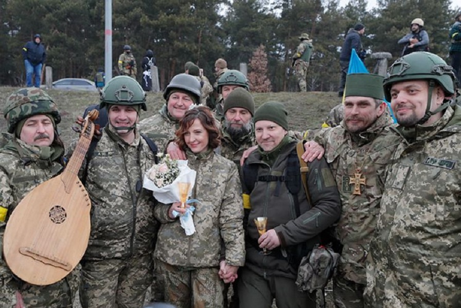 Πόλεμος στην Ουκρανία: Γάμος στα χαρακώματα