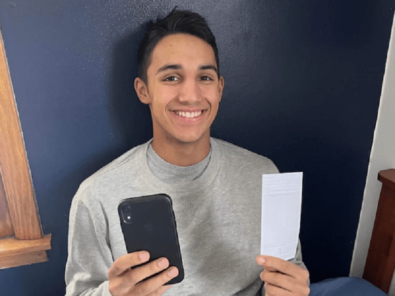 Πρόσφερε στον γιο της 1.800$ για να μείνει εκτός social media για 6 χρόνια