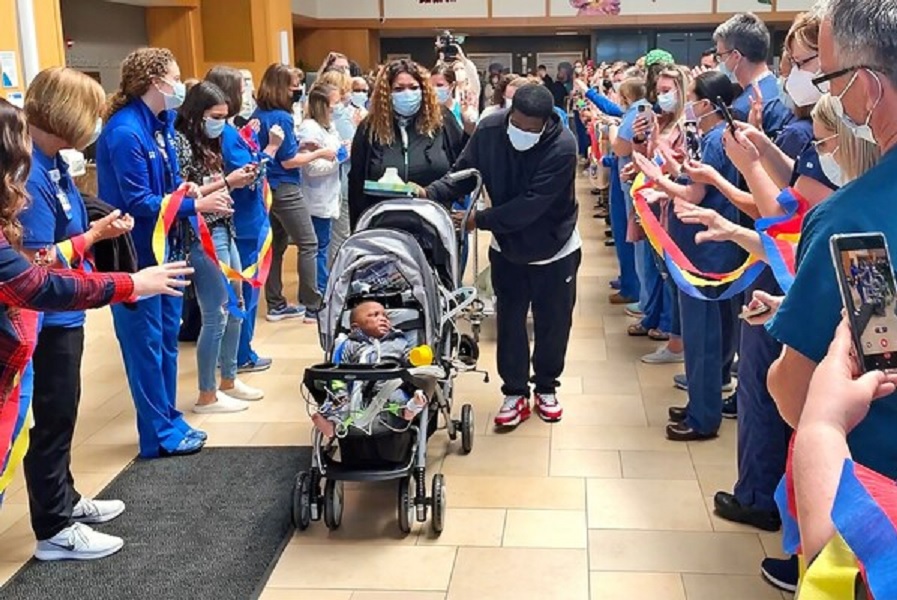 Το αγόρι που κάποτε "χωρούσε στην παλάμη" επέστρεψε σπίτι του μετά από 460 ημέρες στη ΜΕΘ