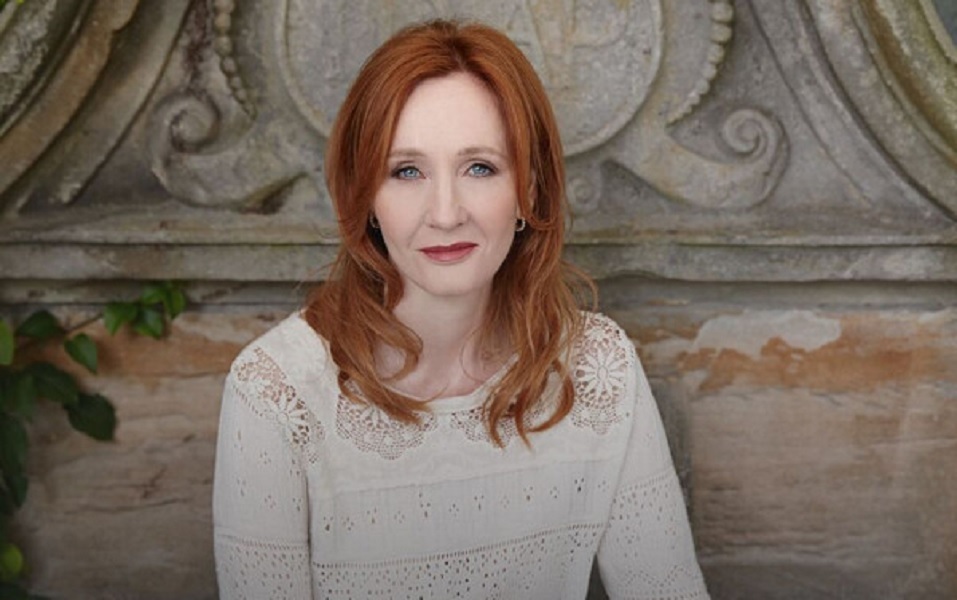 Η Τζ. Κ. Ρόουλινγκ δίνει 1 εκατ. λίρες για την στήριξη των παιδιών στην Ουκρανία