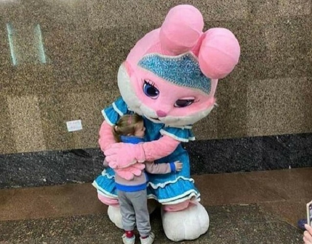 Σούπερ ήρωες διασκέδασαν για λίγο τα παιδιά του Χάρκοβο