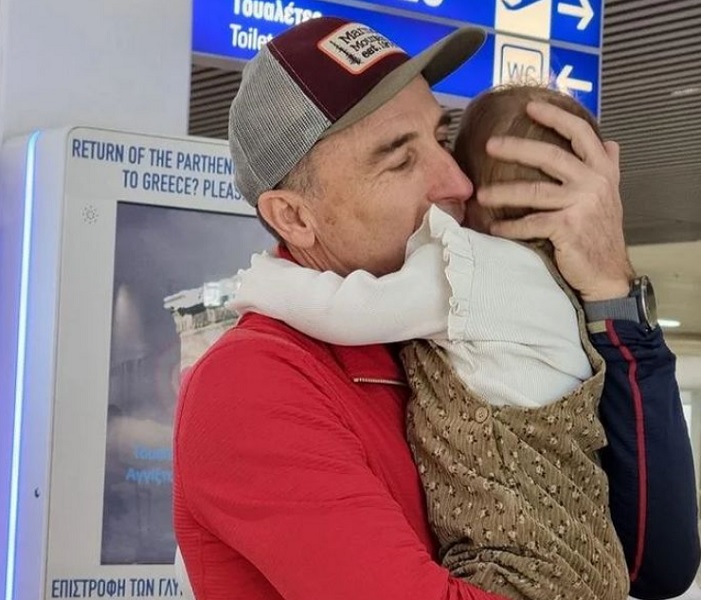 Αντώνης Συκάρης: Η αγκαλιά στο εγγόνι του πριν φύγει για Νεπάλ - «Γιατί ρισκάρεις τη ζωή σου;», του έλεγαν