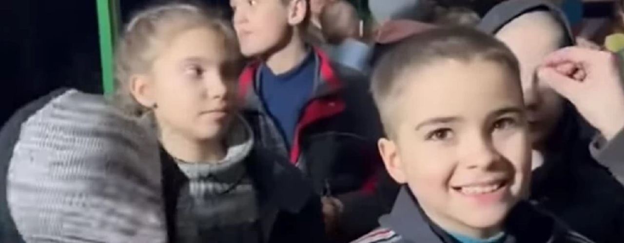 Μαριούπολη: Συγκλονίζουν τα εγκλωβισμένα παιδιά στις σήραγγες του Azovstal - "Θέλουμε να δούμε ξανά το φως του ήλιου"