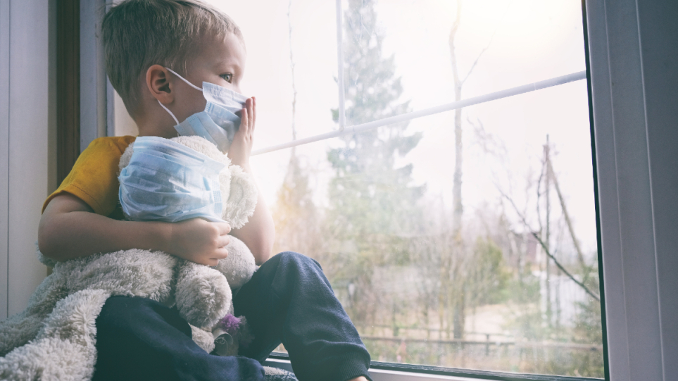 Η Όμικρον προκαλεί πιο σύντομης διάρκειας και πιο ελαφριά συμπτώματα