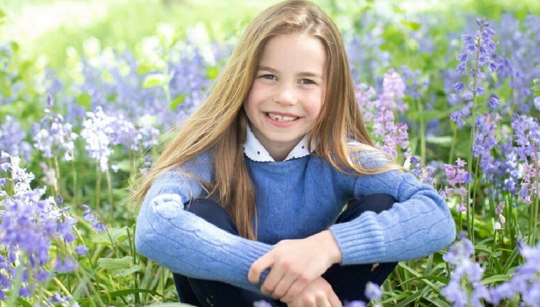 Χαμογελαστή μέσα σε υάκινθους: Τρεις φωτογραφίες για τα έβδομα γενέθλια της πριγκίπισσας Σάρλοτ