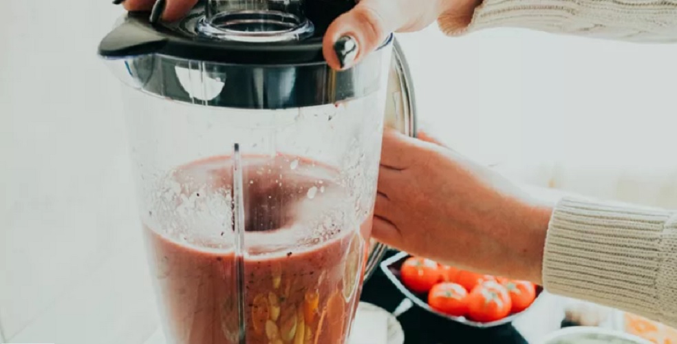 6 light συνταγές που φτιάχνονται στο μπλέντερ (σπιτική νουτέλα, γάλα αμυγδάλου ακόμα και αλεύρι)