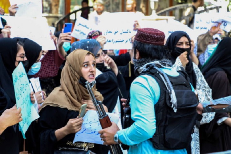 Οι Ταλιμπάν απαγορεύουν την οδήγηση στις γυναίκες