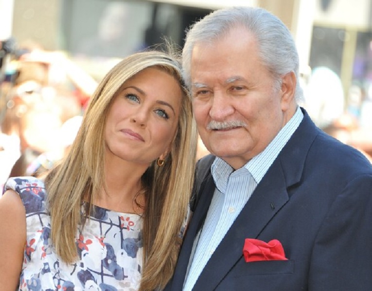 Τζένιφερ Άνιστον: Εμφάνιση- έκπληξη στα Daytime Emmy για να τιμήσει τον πατέρα της