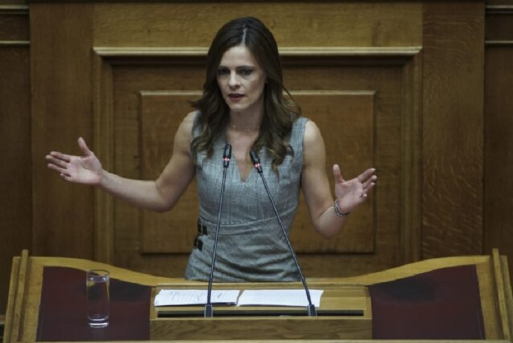 Η Έφη Αχτσιόγλου απαντά σε εκείνους που σχολίασαν την εμφάνισή της: «Δεν έχουν δει εργαζόμενη μητέρα»