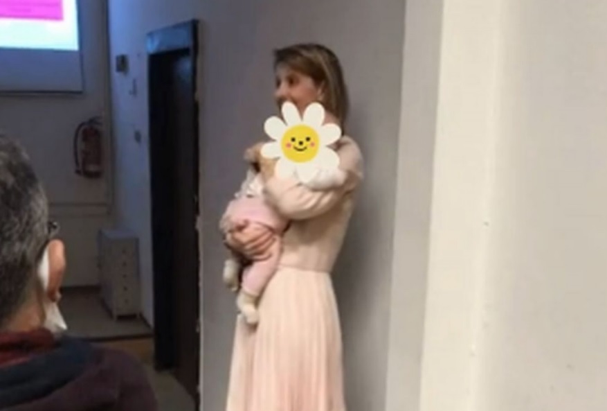 Θεσσαλονίκη: Λέκτορας του ΑΠΘ παίρνει αγκαλιά μωρό φοιτήτριας για να το ηρεμήσει