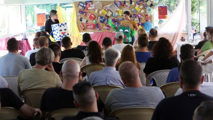 Παιδικές φωνές και κουκλοθέατρο στις φυλακές Κορυδαλλού