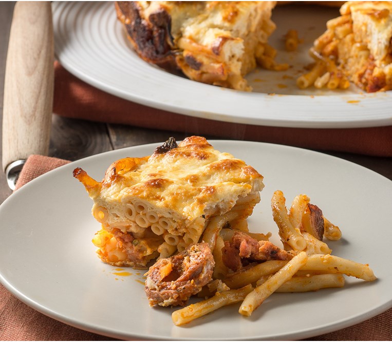 Παστίτσιο με ντομάτα, λουκάνικο και φέτα