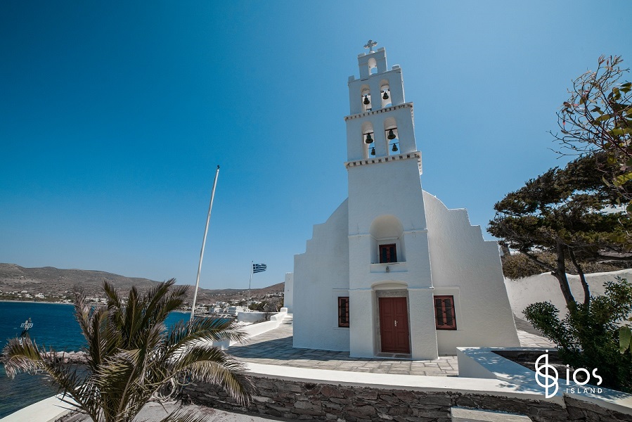 Οικογενειακές διακοπές στην Ίο. Όλοι οι λόγοι που την κάνουν ιδανικό προορισμό για μια οικογένεια