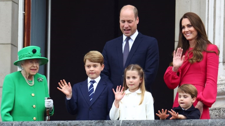 Το διαφορετικό σχολείο των πριγκιπόπουλων: Με μαθήματα ξιφασκίας, μελισσοκομίας, ραψίματος & μαγειρικής