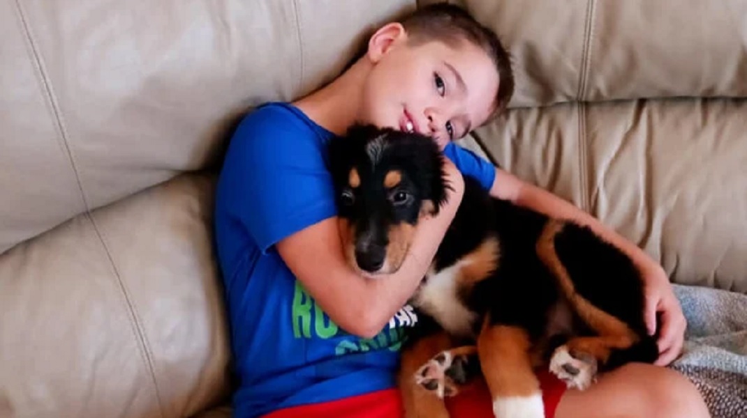 Η στιγμή που 10χρονος σώζει την μητέρα του, που έπαθε επιληπτική κρίση στην πισίνα