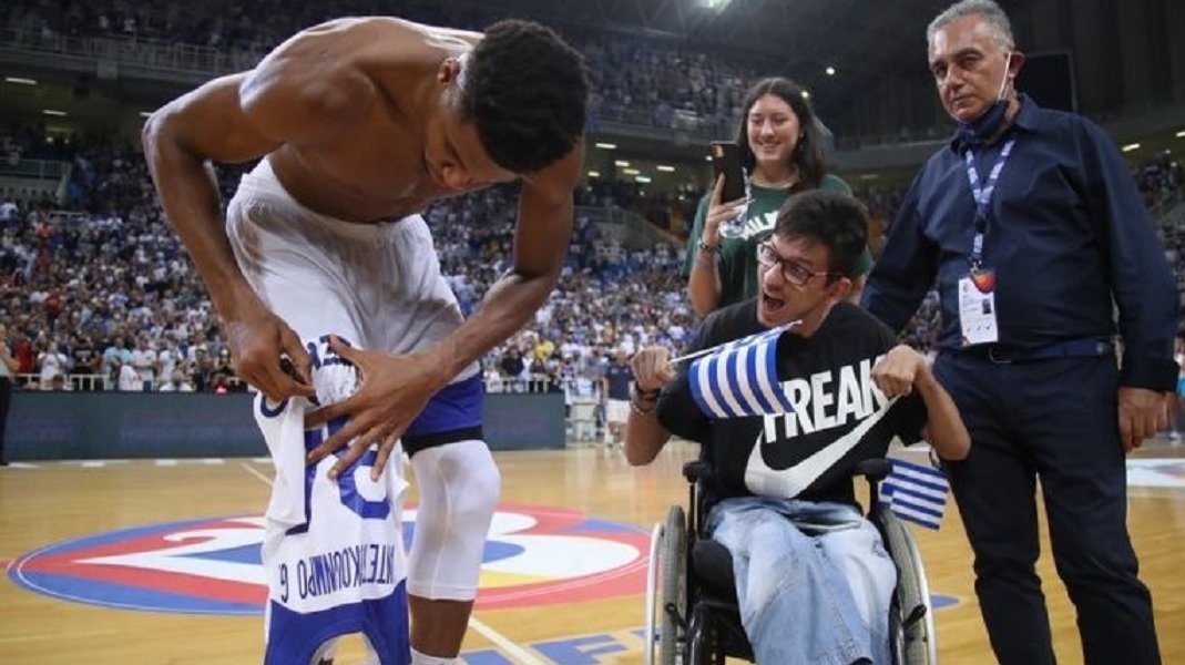 Τεράστιος Γιάννης Αντετοκούνμπο: Χάρισε τη φανέλα του σε παιδί με ειδικές ανάγκες