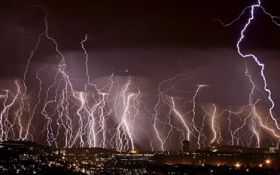 Κύμα κακοκαιρίας με καταιγίδες, χαλάζι και μεγάλη συχνότητα κεραυνών - Πού «χτυπούν» έντονα φαινόμενα