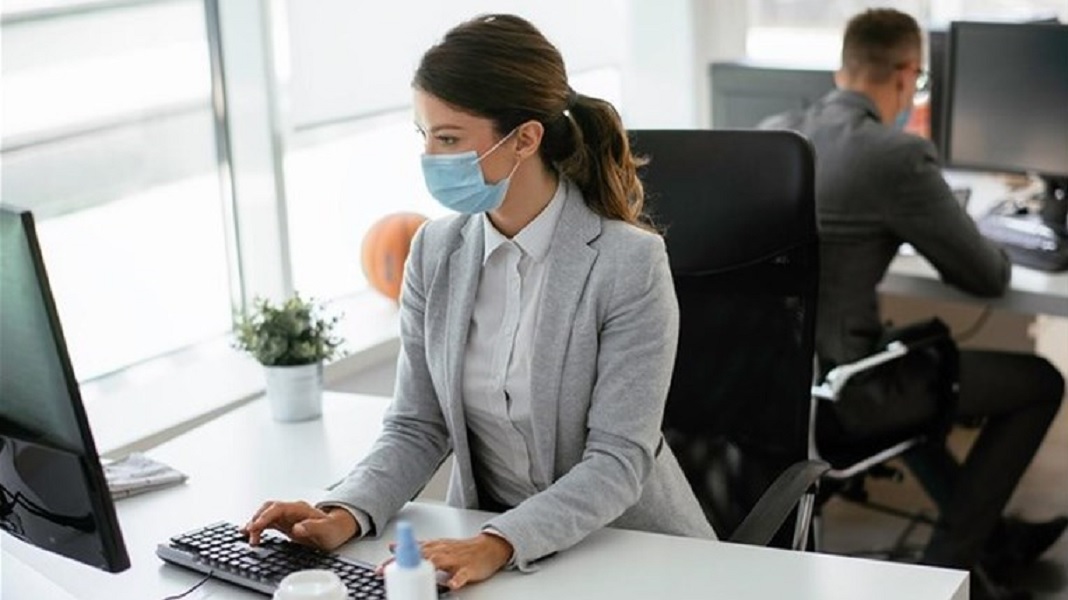 Τσουχτερά πρόστιμα σε εργοδότες που παραβιάζουν κάρτες εργασίας και γονικές άδειες - Τι προβλέπεται για την παρενόχληση