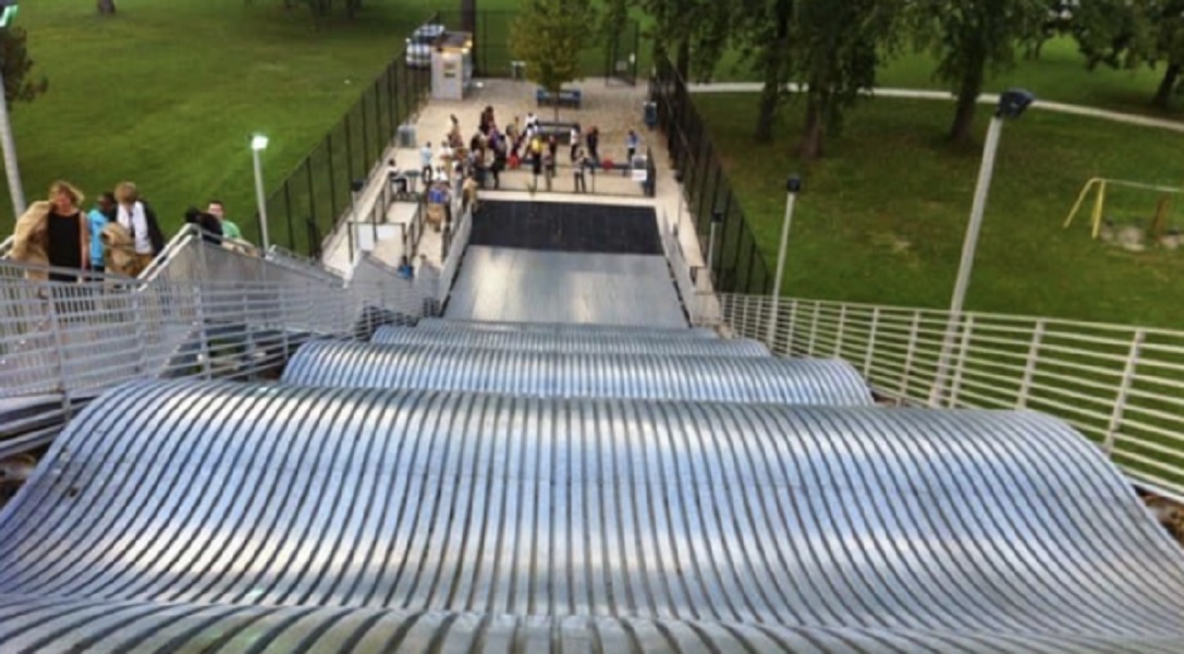 Έκλεισαν επειγόντως τεράστια τσουλήθρα που «απογείωνε» τα παιδιά