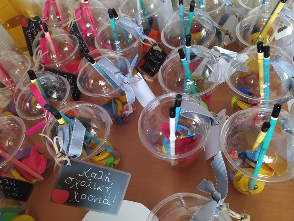 Δημοτικό καλωσόρισε τα πρωτάκια με δώρα που έκρυβαν υπέροχα μηνύματα