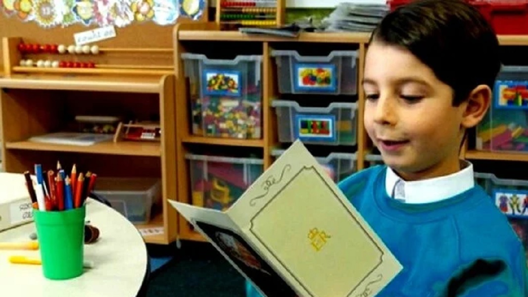 Επτάχρονος έλαβε «μεταθανάτια» κάρτα από τη βασίλισσα Ελισάβετ - «Νόμιζε πως τον κοροϊδεύαμε»