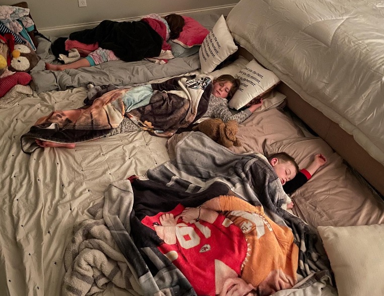 Από τότε που χάσαμε τη μαμά μας κοιμόμαστε όλοι μαζί - μόνο έτσι νιώθουμε ασφάλεια