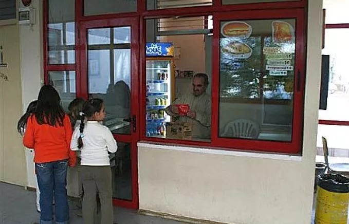 Σαρωτικοί έλεγχοι στα σχολικά κυλικεία: 86 συστάσεις, οι μισές για πώληση μη επιτρεπόμενων ειδών