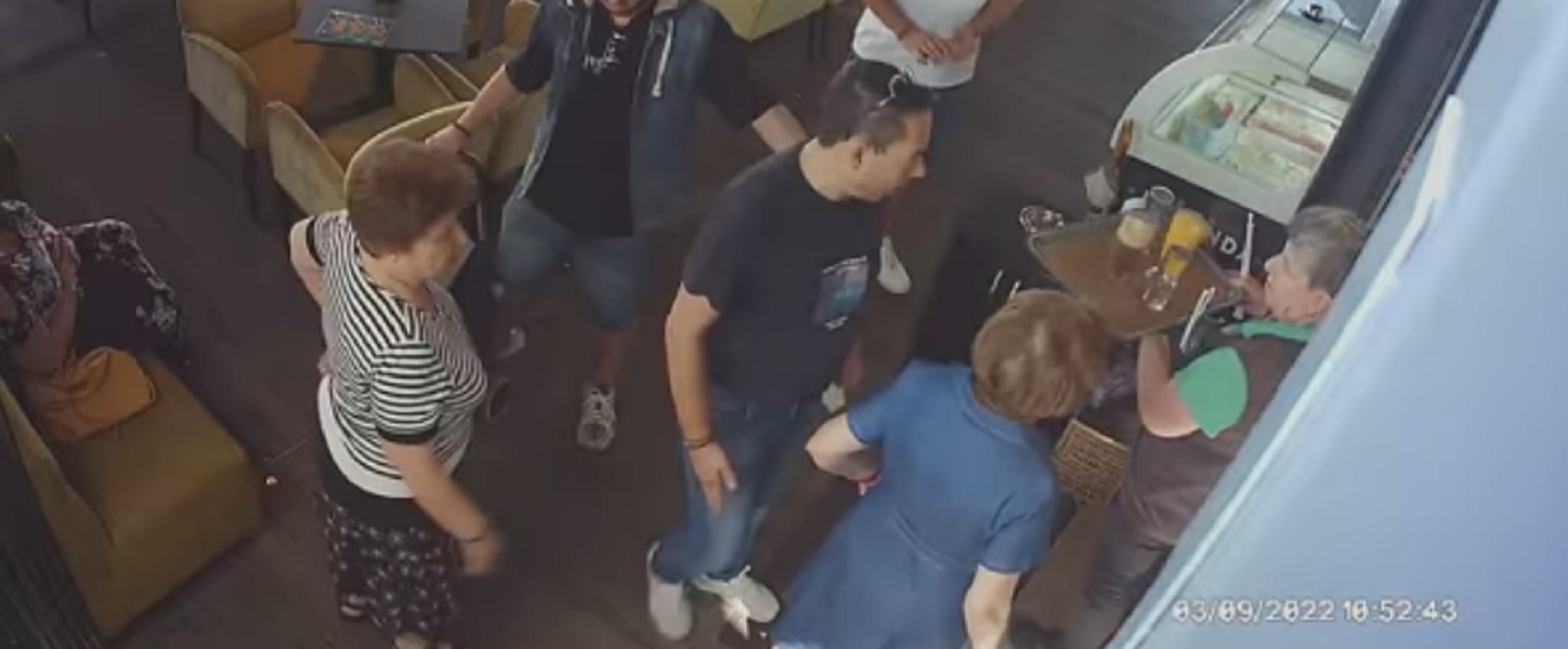 Άνδρας χαστούκισε σερβιτόρα επειδή άργησε την παραγγελία του γιου του