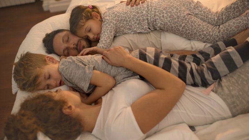 Κανένα παιδί δεν είναι «πολύ μεγάλο» για να κοιμάται με τους γονείς του
