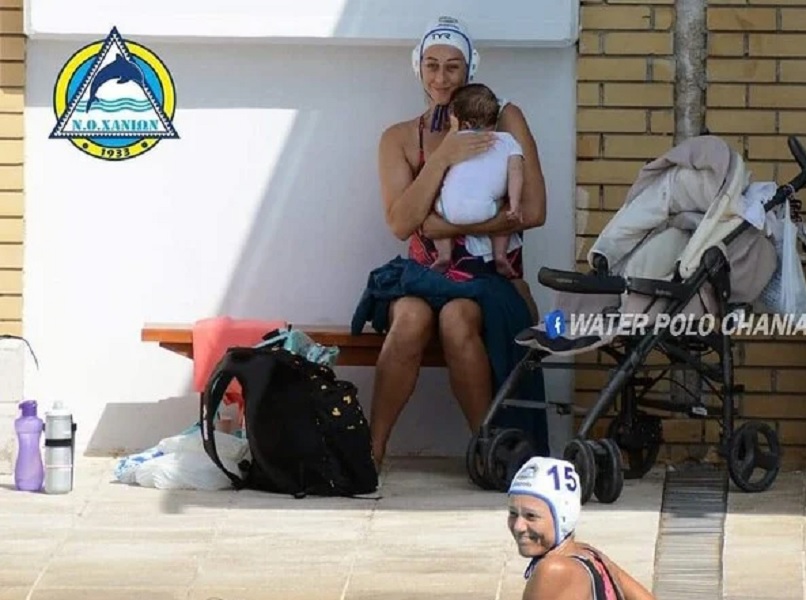 Χανιά - Τρυφερό στιγμιότυπο: Παίκτρια πόλο ταΐζει το μωρό της σε αγώνα